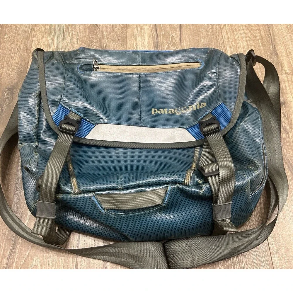 Patagonia Black Hole Mini Messenger Bag Blue 49320 FLAWS